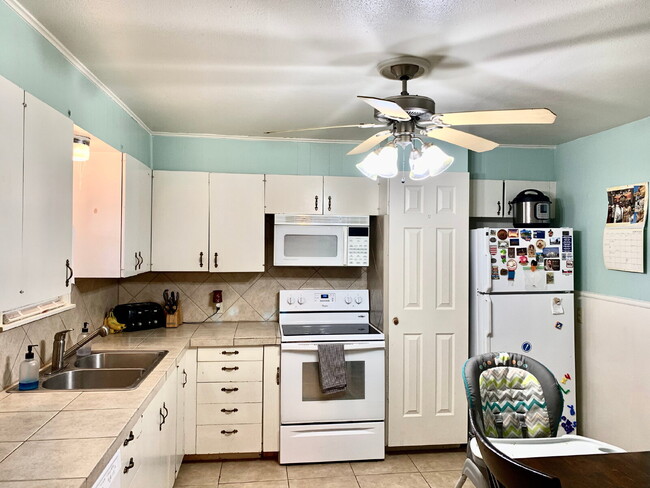 Foto del edificio - Cute Three Bedroom - Available for Summer/Fall 2026 Prelease!