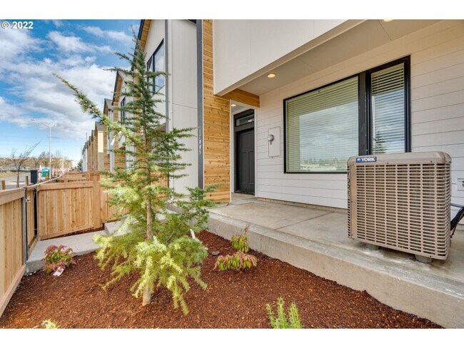 Foto del edificio - Beautiful, Newer Townhome!  Walking distance to many amenities.