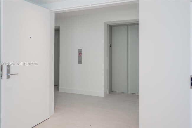 Foto del edificio - 700 NE 24th St