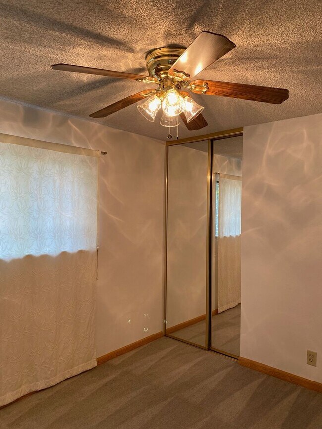 Building Photo - Beautiful Two BR Condo Across From Gateway...