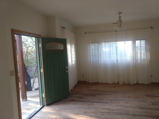 Building Photo - 15162 Ponderosa Ln