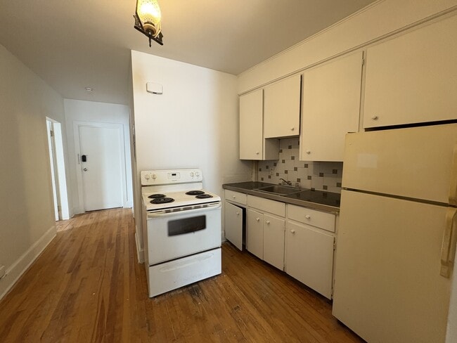 Building Photo - 325 Main St