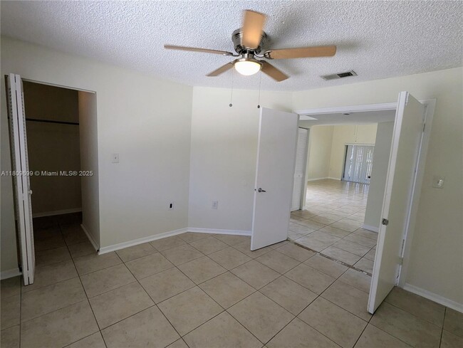 Building Photo - 15201 Glenmoor Dr
