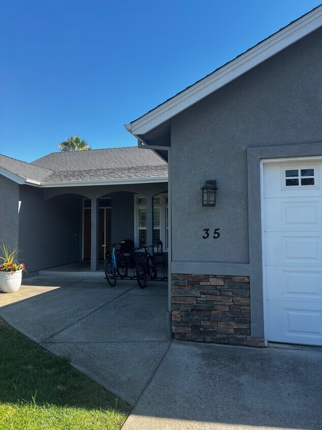 Foto del edificio - 35 Rosemel Ct