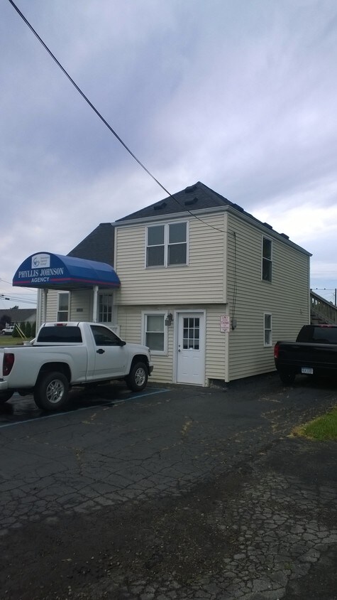 Furnished upper 1 bedroom, utilities included - 15467 S Dixie Hwy