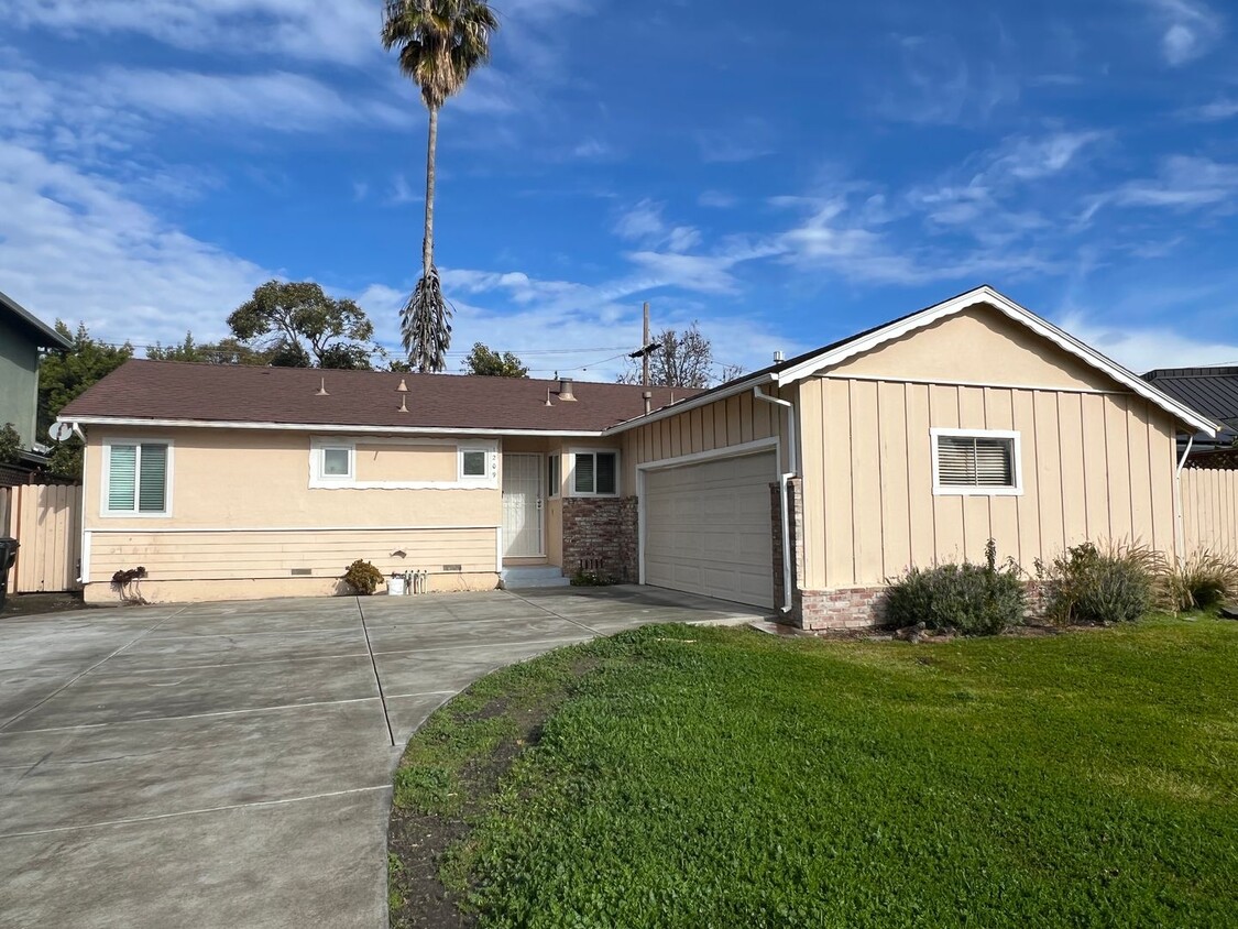 Primary Photo - Remodeled 3 Bedroom 2 Bath Home in Cambria...