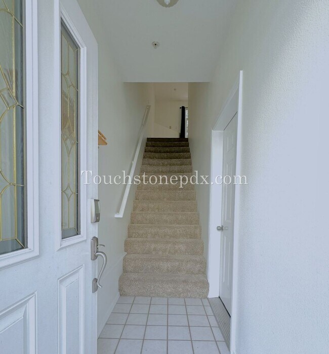Foto del edificio - Location, Location, Location! 3 Bed/2.5 bath Townhome w/Deck in near Progress Ridge