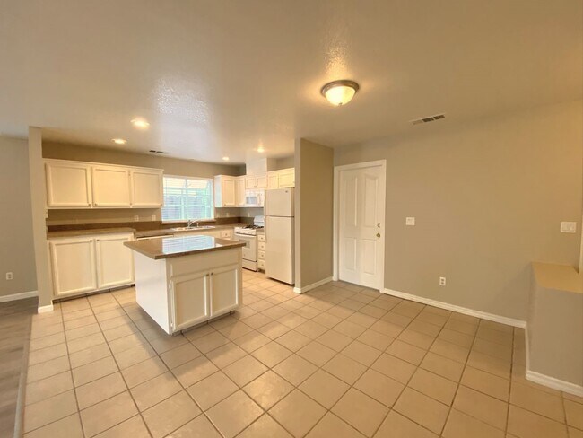 Building Photo - 2966 Bea Dr