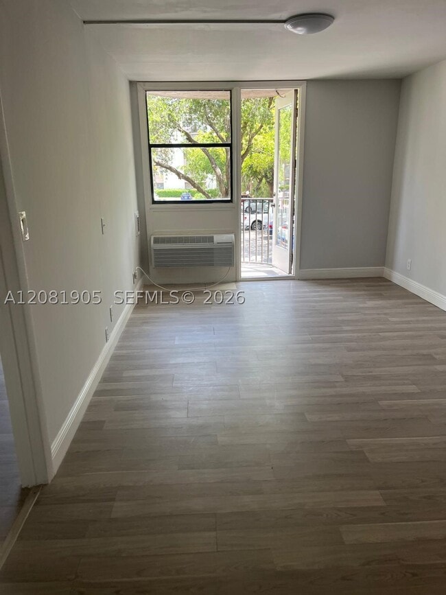 Building Photo - 2701 Riverside Dr