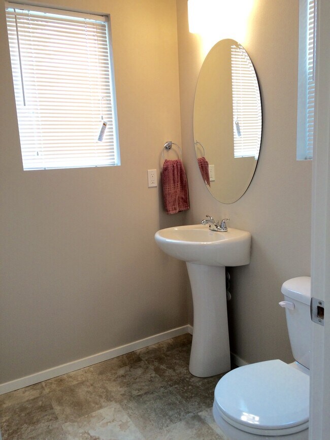 Foto del edificio - Unique 3 Story End Unit Townhouse