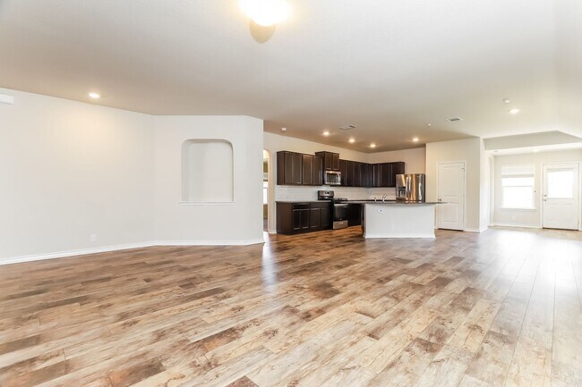 Foto del edificio - First time rental-4 Bedrooms- 11 miles fro...
