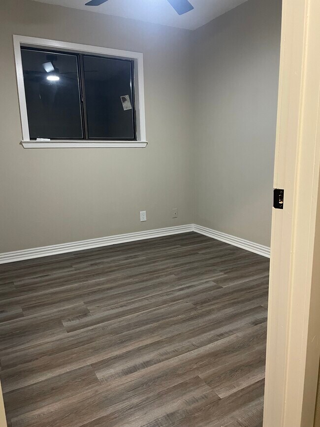 Building Photo - 410 W Lindbergh Blvd