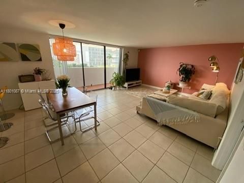 Foto principal - 555 NE 30th St