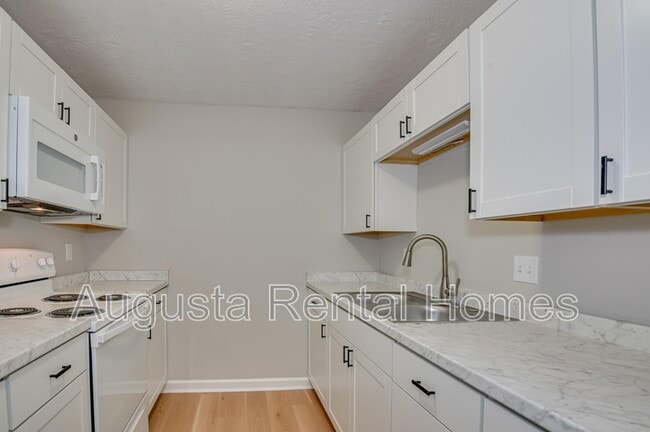 Building Photo - 2806 Thomas Ln