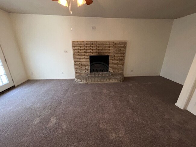 Building Photo - 304 Oak St