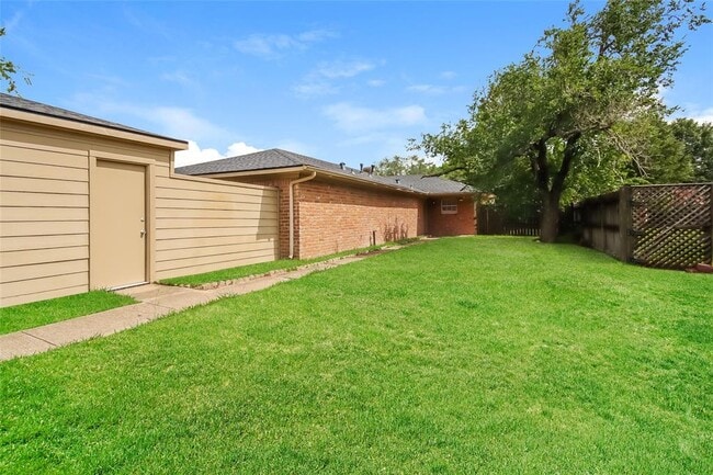 Building Photo - 14003 Apple Dr