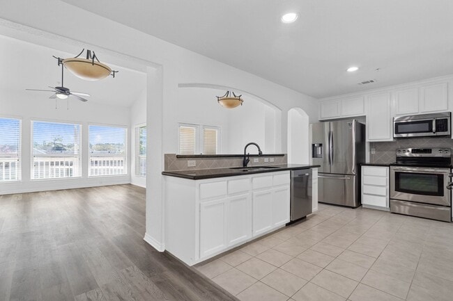 Foto del edificio - 30 April Point Dr S