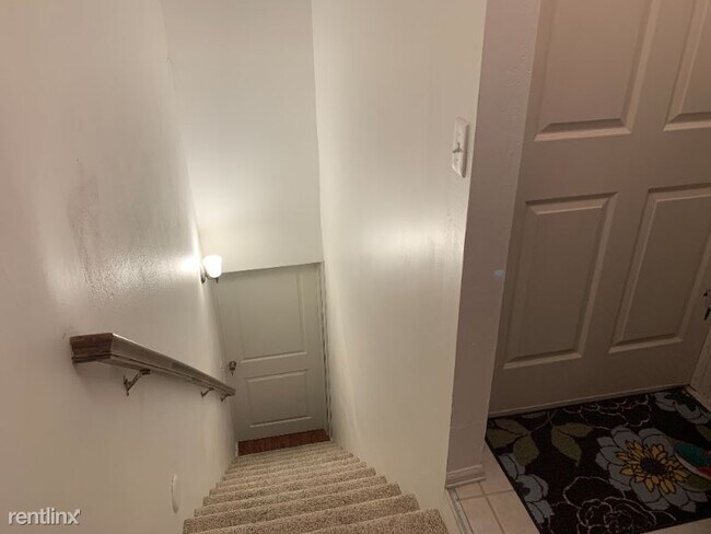 Building Photo - 2 br, 1 bath Condo - 9102 E Amherst Dr Apt A,