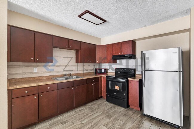 Building Photo - Unit B