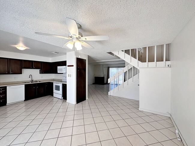 Building Photo - 3 BEDROOM 2.5 BATH TOWNHOME