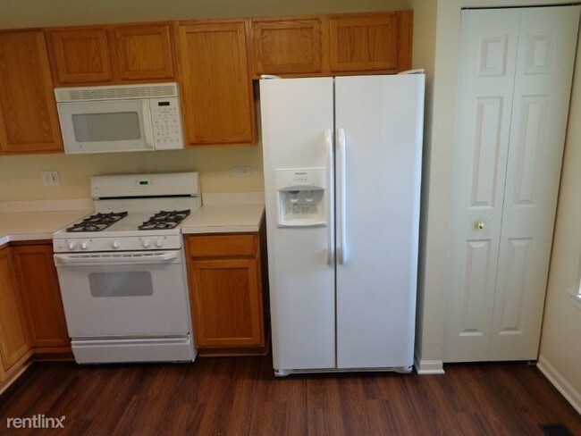 Building Photo - 2 br, 1.5 bath Townhome - 2300 Woodside Drive