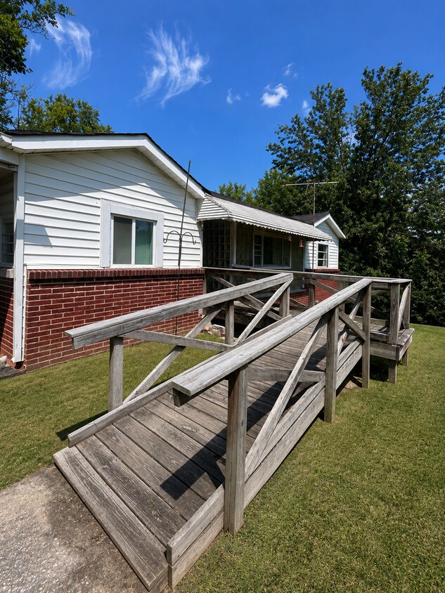 Centrally located 3 BR 1.5 Bath - Centrally located 3 BR 1.5 Bath