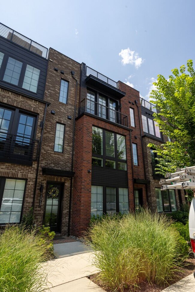 Building Photo - Luxury Reston Rental