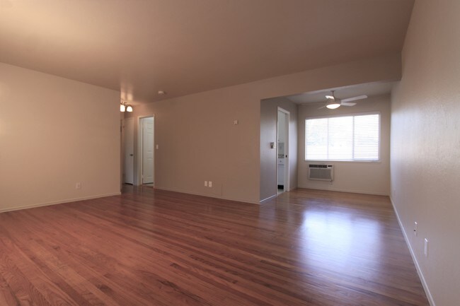 Building Photo - 734 Live Oak Ave