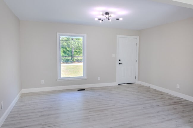 Building Photo - 1142 Riverside Cir