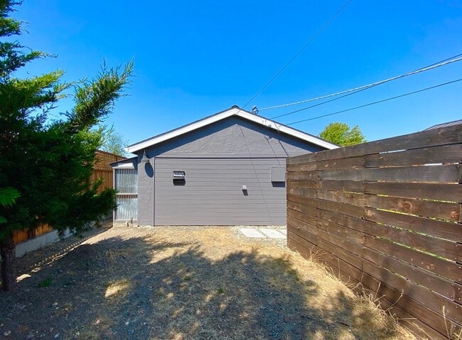 Building Photo - 1407 Vale Ave