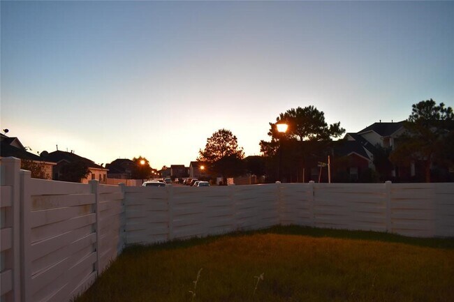 Foto del edificio - 6202 Provident Green Dr