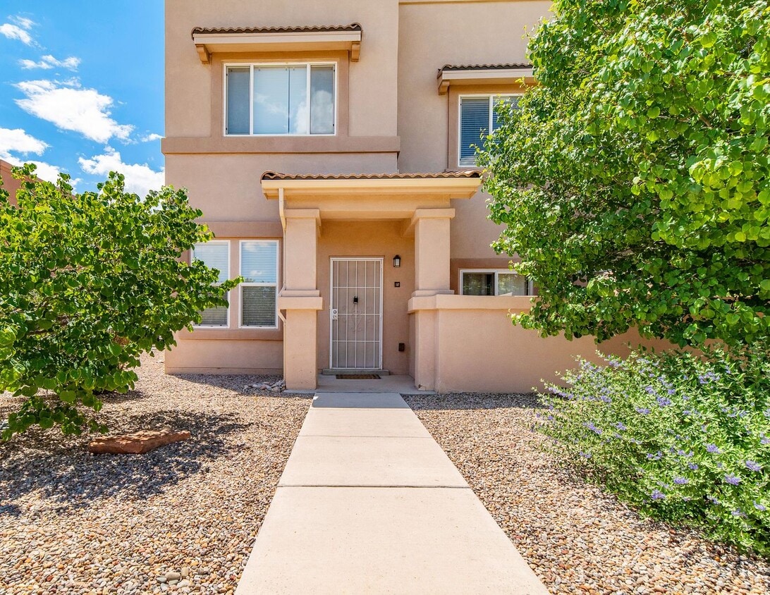 Foto principal - 2 Story 3 Bedroom Townhome Available Now!