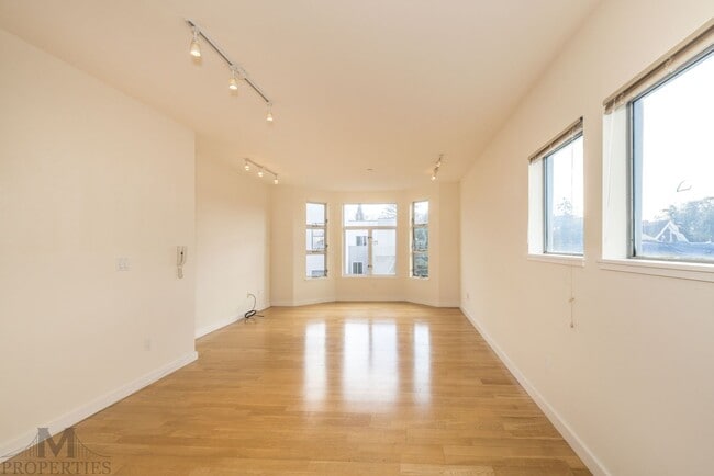 Building Photo - 3 Bed, 2 Bath - Updated Mission Condo + St...