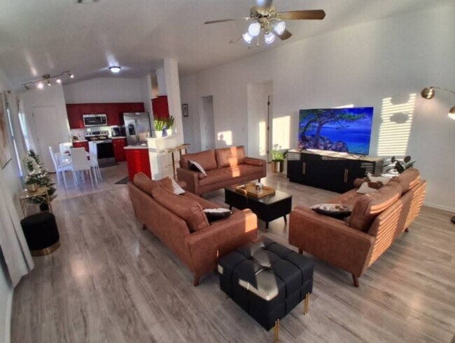 Foto del edificio - 2 Cloverdale and Wheatland