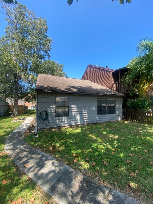 Building Photo - 950 Village Dr