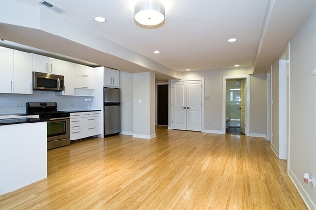 Building Photo - 6225 N Hermitage Ave