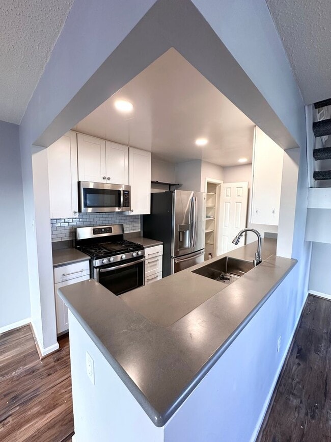 Foto del edificio - 4-Bedroom End-Unit Townhome with Spacious ...