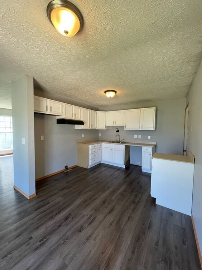 Building Photo - Beautiful 3 bed home 2 bath house w/ attac...