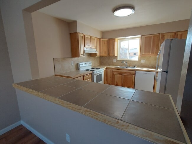 Island countertop between living room and kitchen - 536 Yale Pl