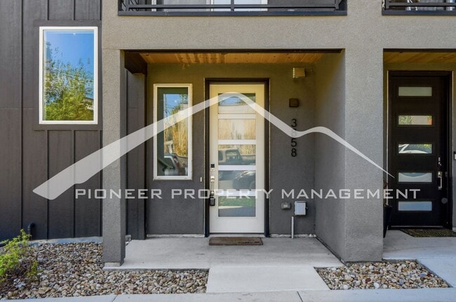 Photo - Spacious Townhouse with Washer/Dryer and Central AC