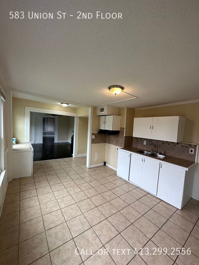 Foto del edificio - Spacious 3 Bedroom Unit in Springfield's O...