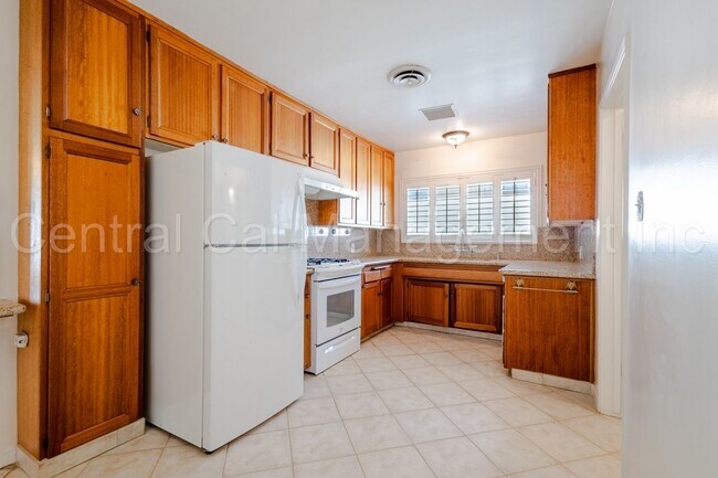 Building Photo - 3 Bedroom/2 Bath Home - $1995 per month!
