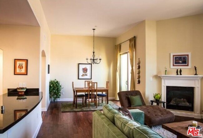 Foto del edificio - 5037 Rosewood Ave