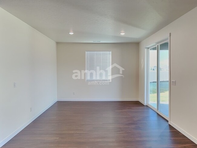 Foto del edificio - 1565 N Barkvine Ave