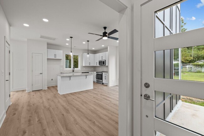 Foto del edificio - Gorgeous New Construction near Downtown Durham, Premium Finishes - Pet Friendly!