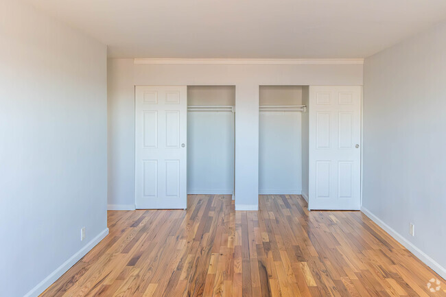 1BR, 1BA - 1,000SF - Bedroom - 243 South Harrison Street
