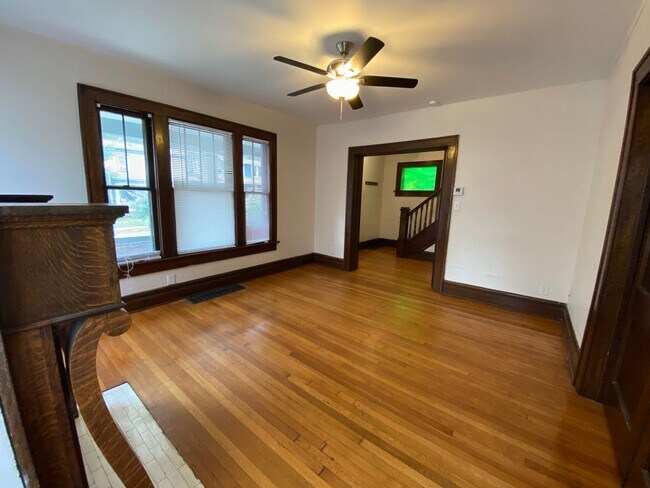 Building Photo - 2250 Indianola Ave