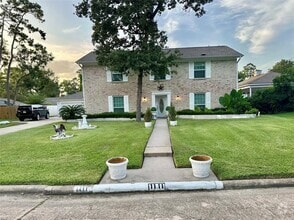 Building Photo - 1111 Doral Ln