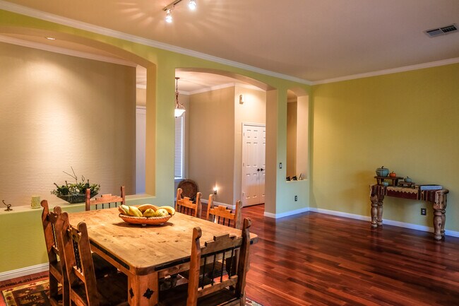 Comedor/Sala de estar - 974 E Erie Ct