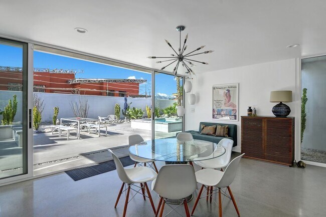 Foto del edificio - Mid-Century Steel Oasis in Palm Springs (Monthly Only - No Long Term)